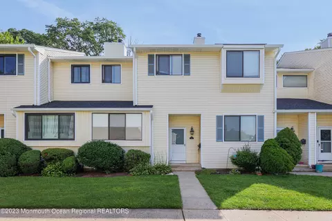 257 Clubhouse Dr, Middletown, NJ 07748
