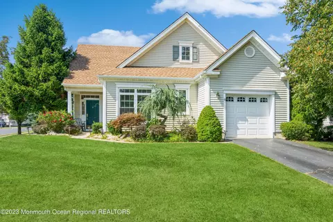 8 Lilac Ct, Holmdel, NJ 07733