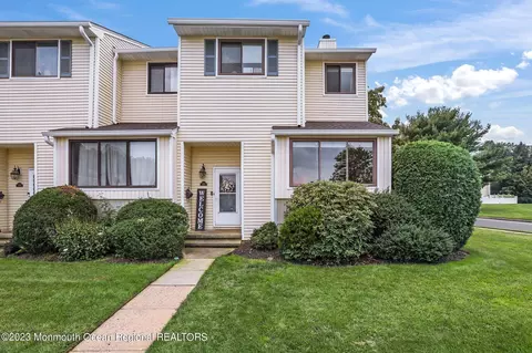 211 Clubhouse Dr, Middletown, NJ 07748