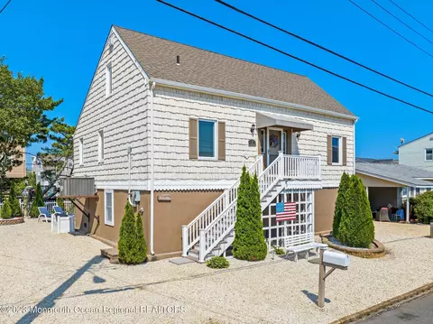 11 W Lavenia Ave, Long Beach Township, NJ 08008