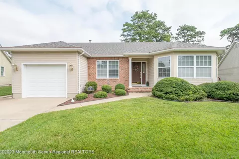 6 Eve Pl, Toms River, NJ 08757