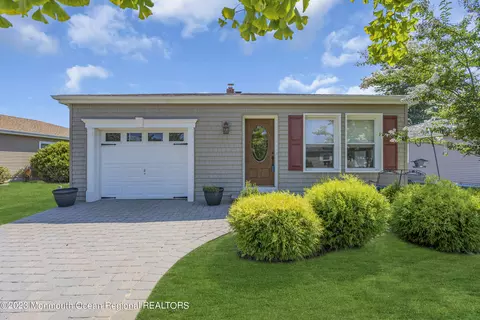 124 Hyannis St, Toms River, NJ 08757