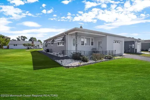 24 Capri Ct, Toms River, NJ 08757