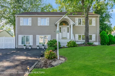 912 Cherry Cove Ct, Toms River, NJ 08753