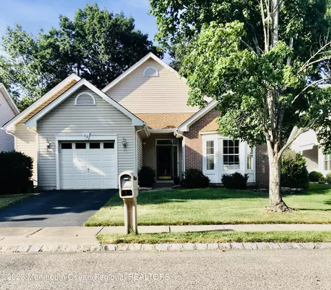 92 Sandpiper Dr, Bayville, NJ 08721