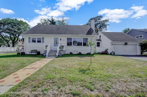 38 Lake Ave, Island Heights, NJ 08732