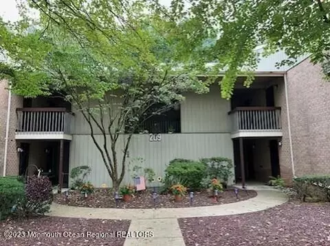 209 Covered Bridge Blvd #J, Manalapan, NJ 07726