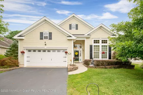 40 Pond View Cir, Barnegat, NJ 08005