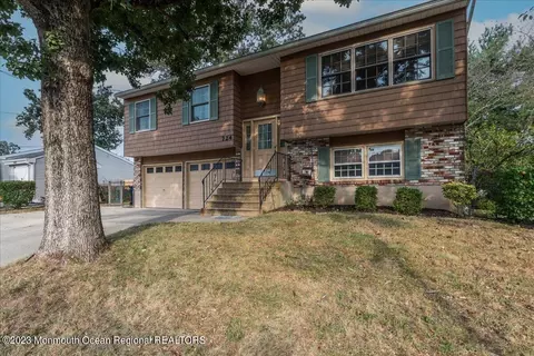 724 Mizzen Ave, Beachwood, NJ 08722