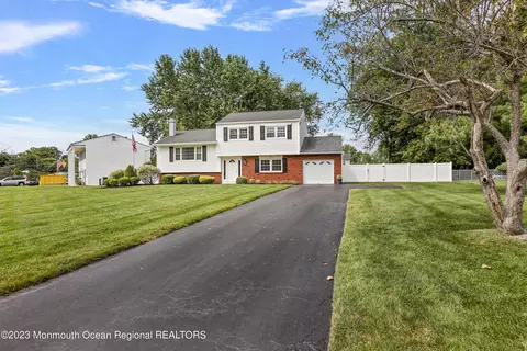 8 Greenleaf Dr, Manalapan, NJ 07726