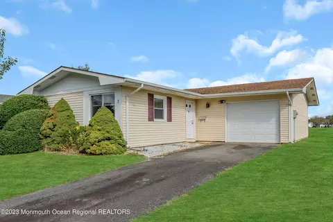 7 Whitman St, Brick, NJ 08724