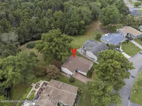 39 Edinburgh Dr, Toms River, NJ 08757