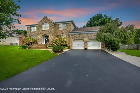 28 Longstreet Rd, Manalapan, NJ 07726