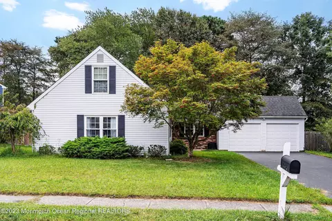 4 Stowe Ln, Howell, NJ 07731