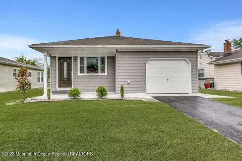 11 Roman St, Toms River, NJ 08757