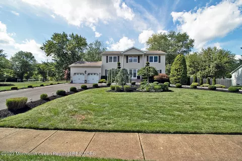 1 Sandpiper Dr, Manalapan, NJ 07726