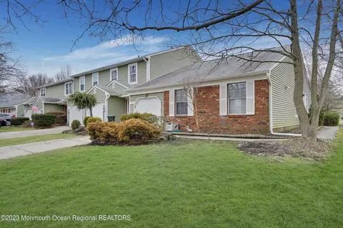 87 Oak Ln, Eatontown, NJ 07724