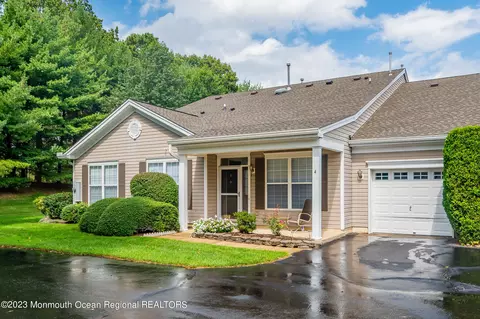 4 Greenwillows Dr, Lakewood, NJ 08701