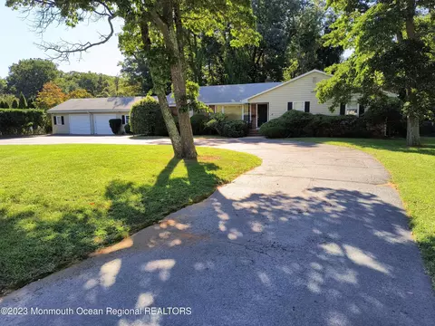 10 Lindy Ln, Lincroft, NJ 07738