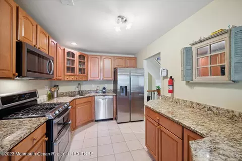 28 Harbor Bay Cir, Laurence Harbor, NJ 08879