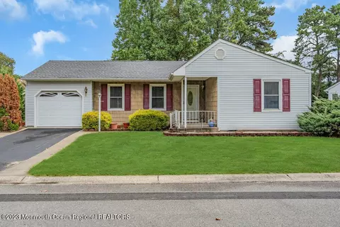 2 Dartmouth St, Whiting, NJ 08759
