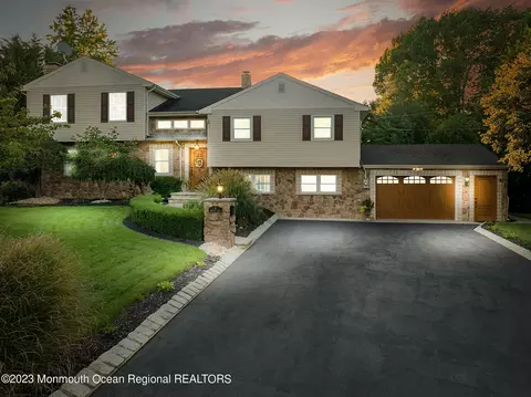 4 Nautilus Dr, Middletown, NJ 07748