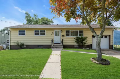 17 Colgate Dr, Toms River, NJ 08757