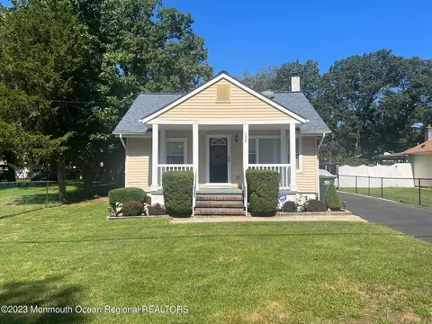 136 W 5th St, Howell, NJ 07731