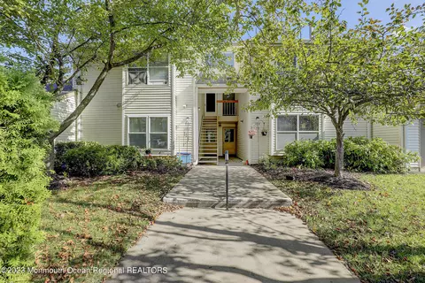 195 Forsythia Ln, Englishtown, NJ 07726