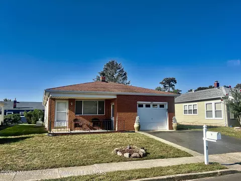 3 Tijuana Ct, Toms River, NJ 08757