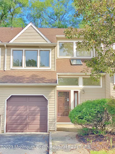 17 Oak Mews Ct, Ocean, NJ 07712