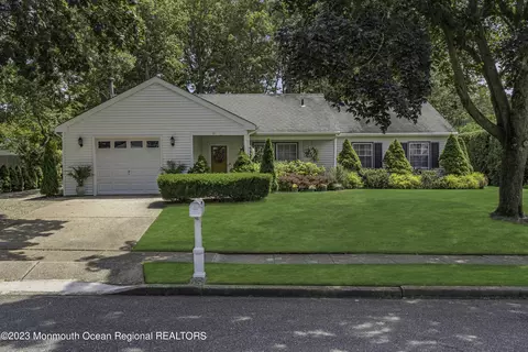 61 Ravenwood Blvd, Barnegat, NJ 08005