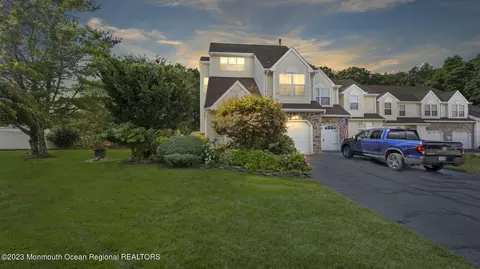 5 Iris Ct, Howell, NJ 07731