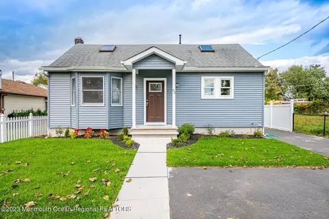 63 Irving Pl, Belford, NJ 07718
