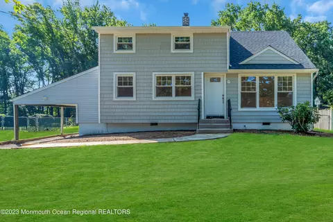 18 Maplewood Dr, Middletown, NJ 07748