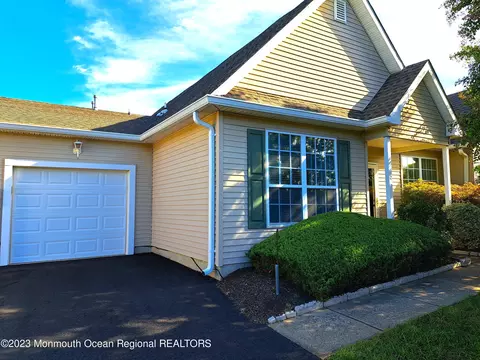 41 Foxwood Rd, Lakewood, NJ 08701