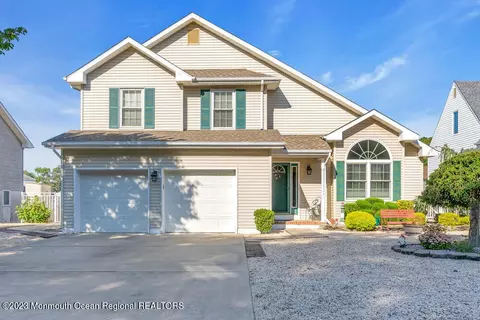 26 Elm St, Bayville, NJ 08721