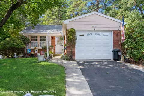 5 Vermont Ct, Whiting, NJ 08759