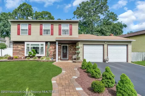 9 Flintlock Dr, Howell, NJ 07731