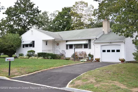 521 Summit Dr, Point Pleasant, NJ 08742