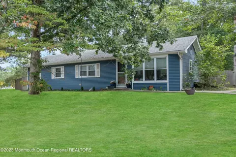31 Chain Blvd, Bayville, NJ 08721