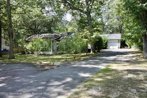 216 Lenape Trl, Jackson, NJ 08527