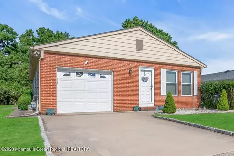 4 Sabinas St, Toms River, NJ 08757