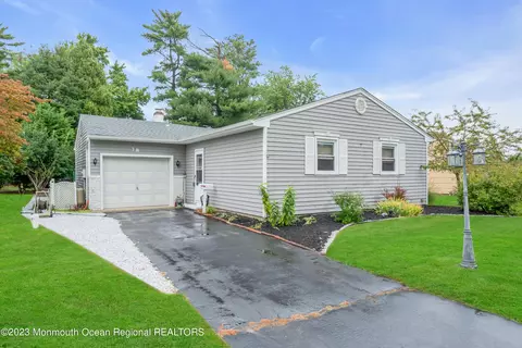 38 Edinburgh Dr, Toms River, NJ 08757