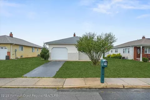 27 Port Royal Dr, Toms River, NJ 08757