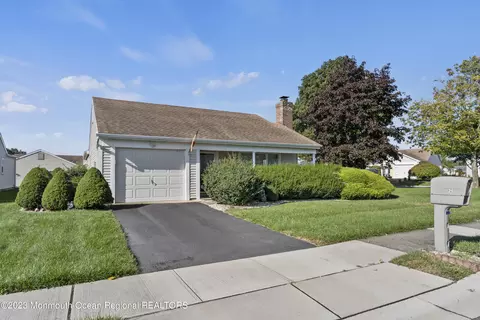31 Oakham Row, Manchester, NJ 08759