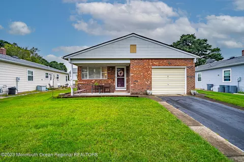 8 Madras Ct, Toms River, NJ 08757