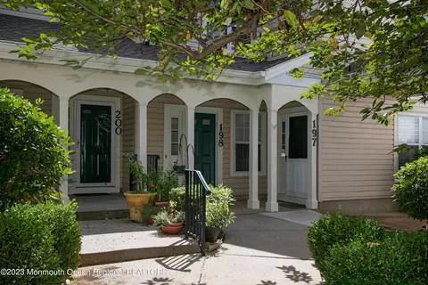 198 Tulip Ln, Freehold, NJ 07728