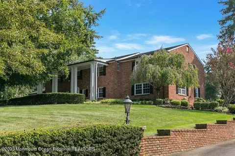5 Popomora Dr, Rumson, NJ 07760
