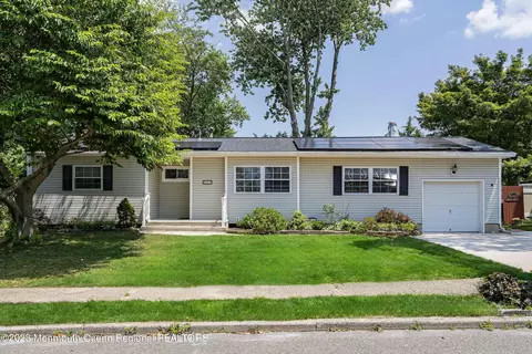 987 Hunt Dr, Toms River, NJ 08753
